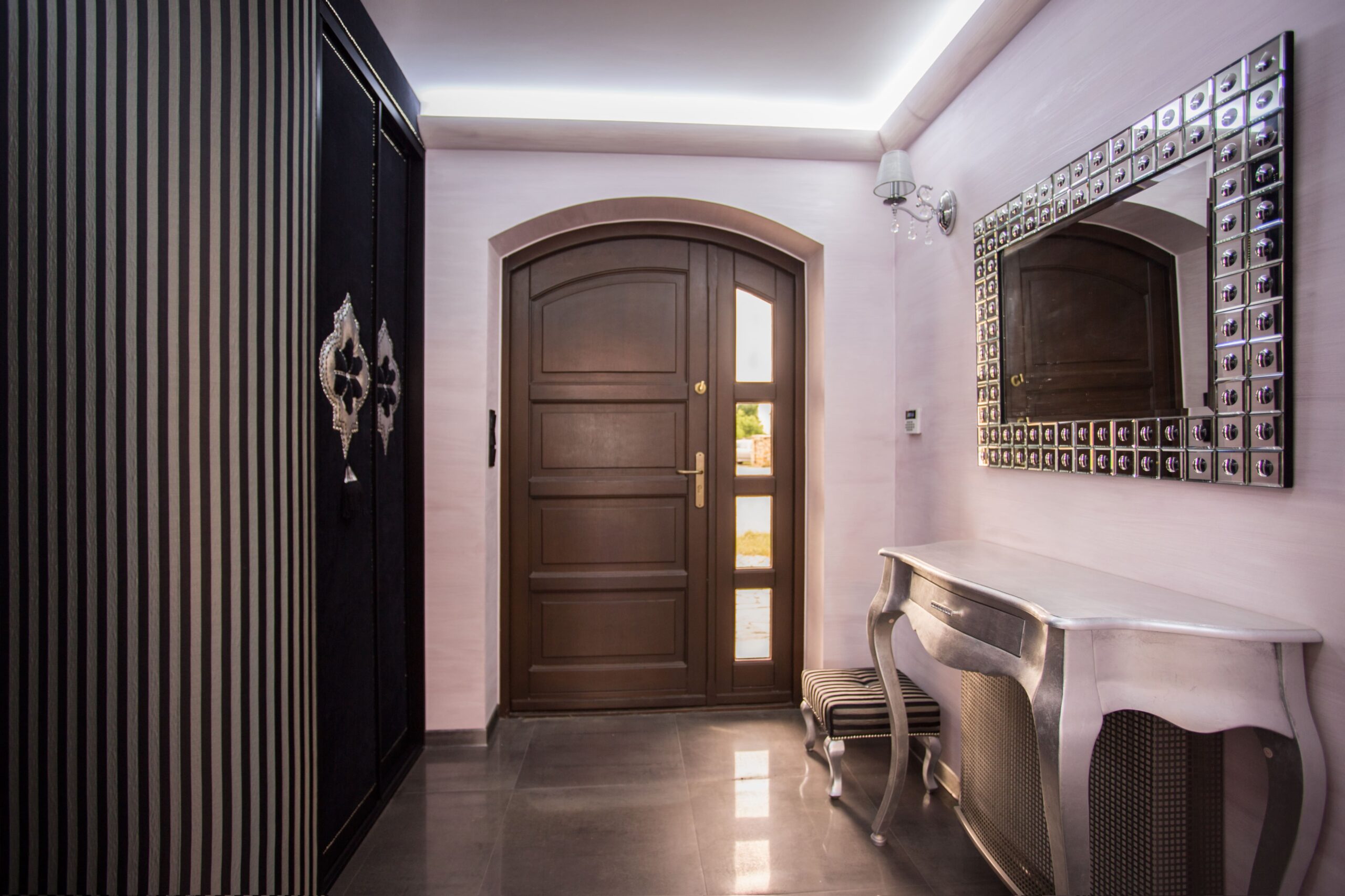 Elegant arched aluminium door for classic London architecture