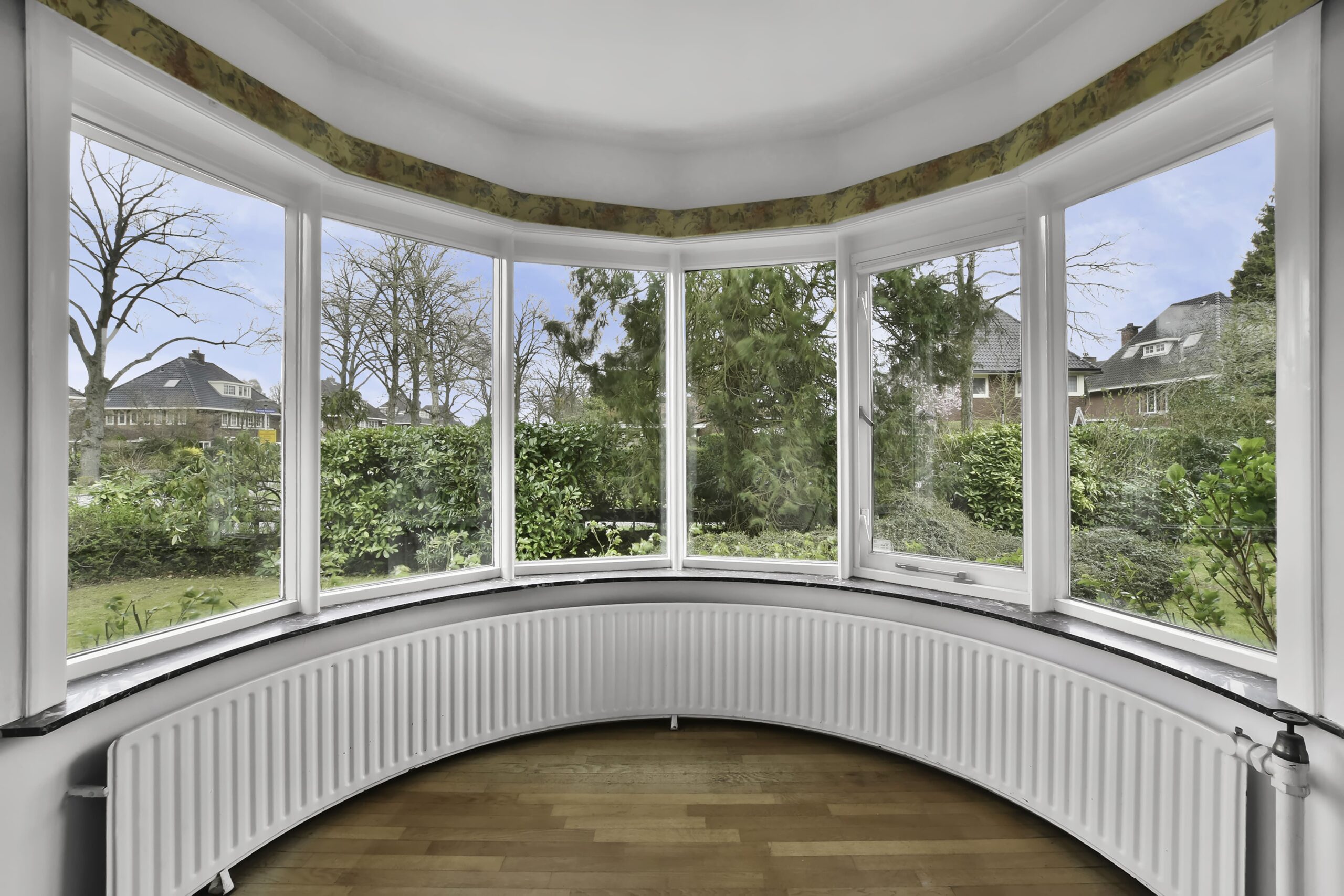 Slim-frame bay windows for traditional architecture