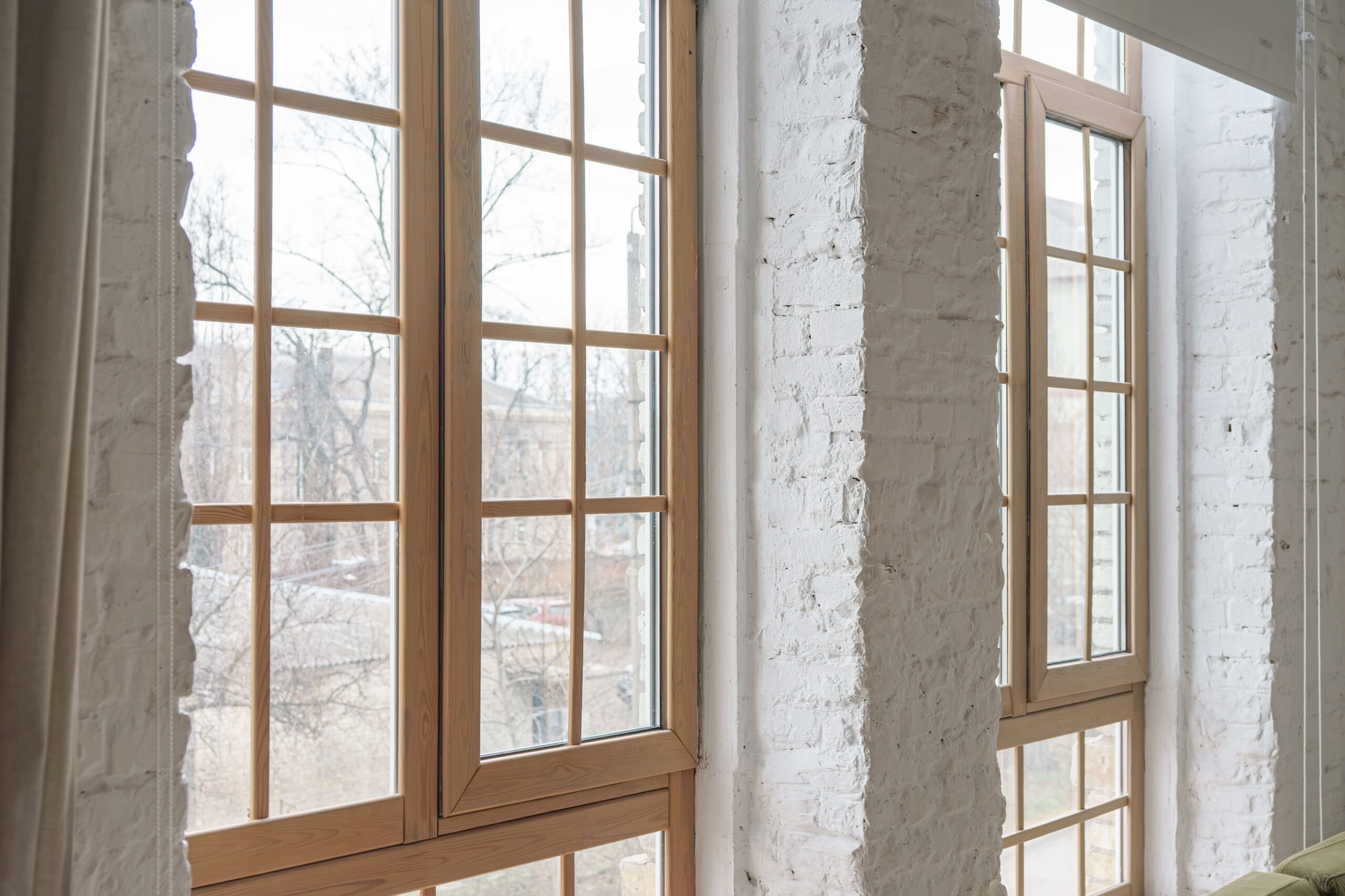 Custom-made aluminium casement windows for insulation