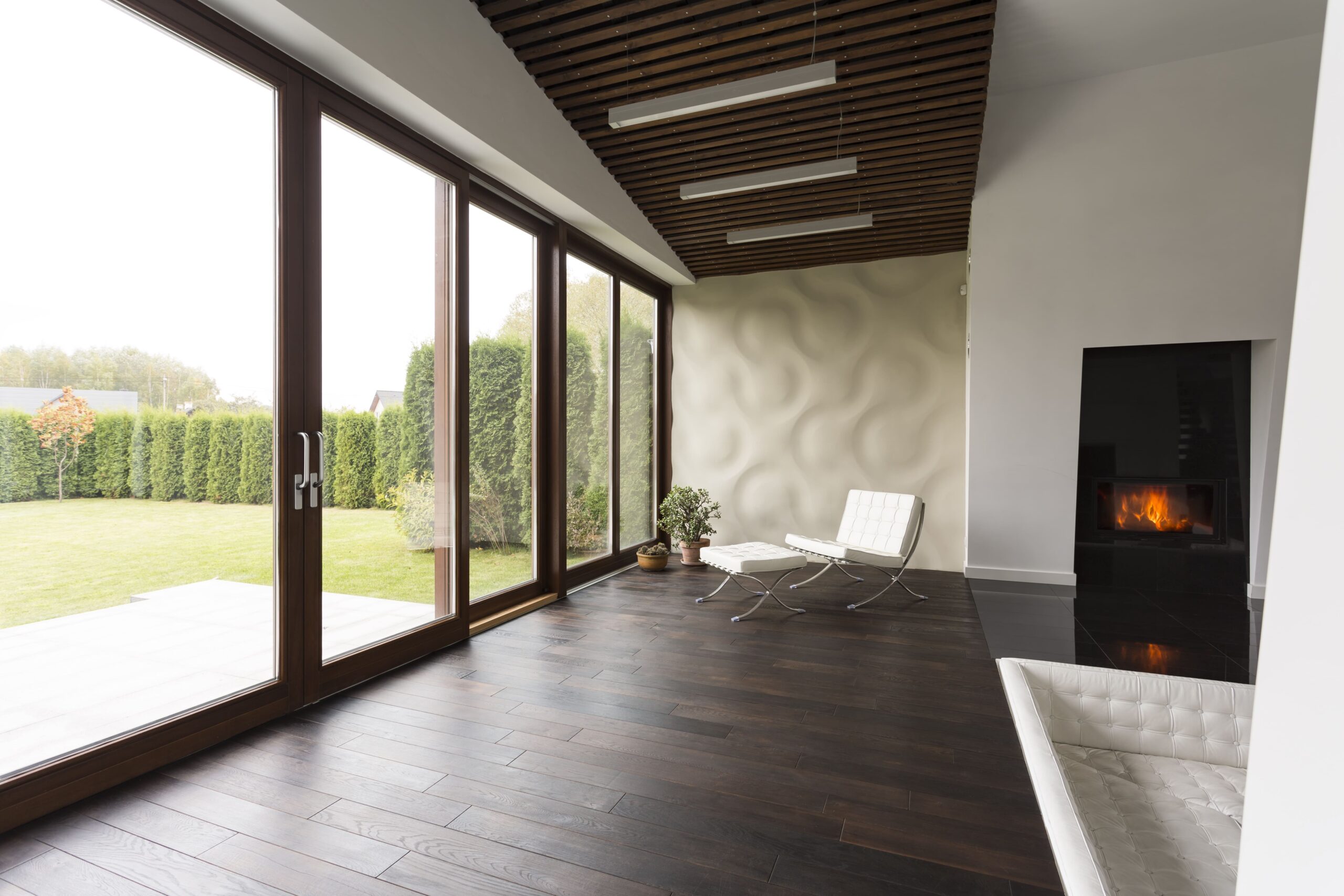 Panoramic view of the room with windows